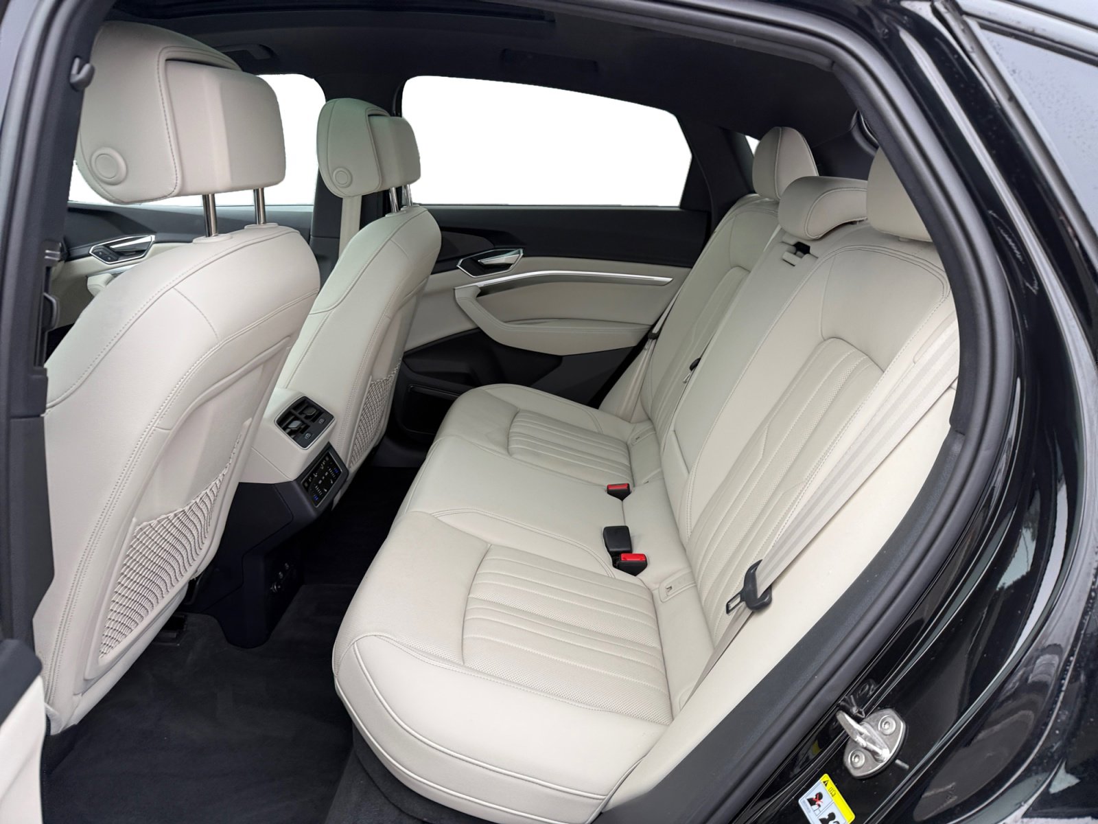 Used 2023 Audi e-tron Premium Plus w/ Premium Plus Package image 16