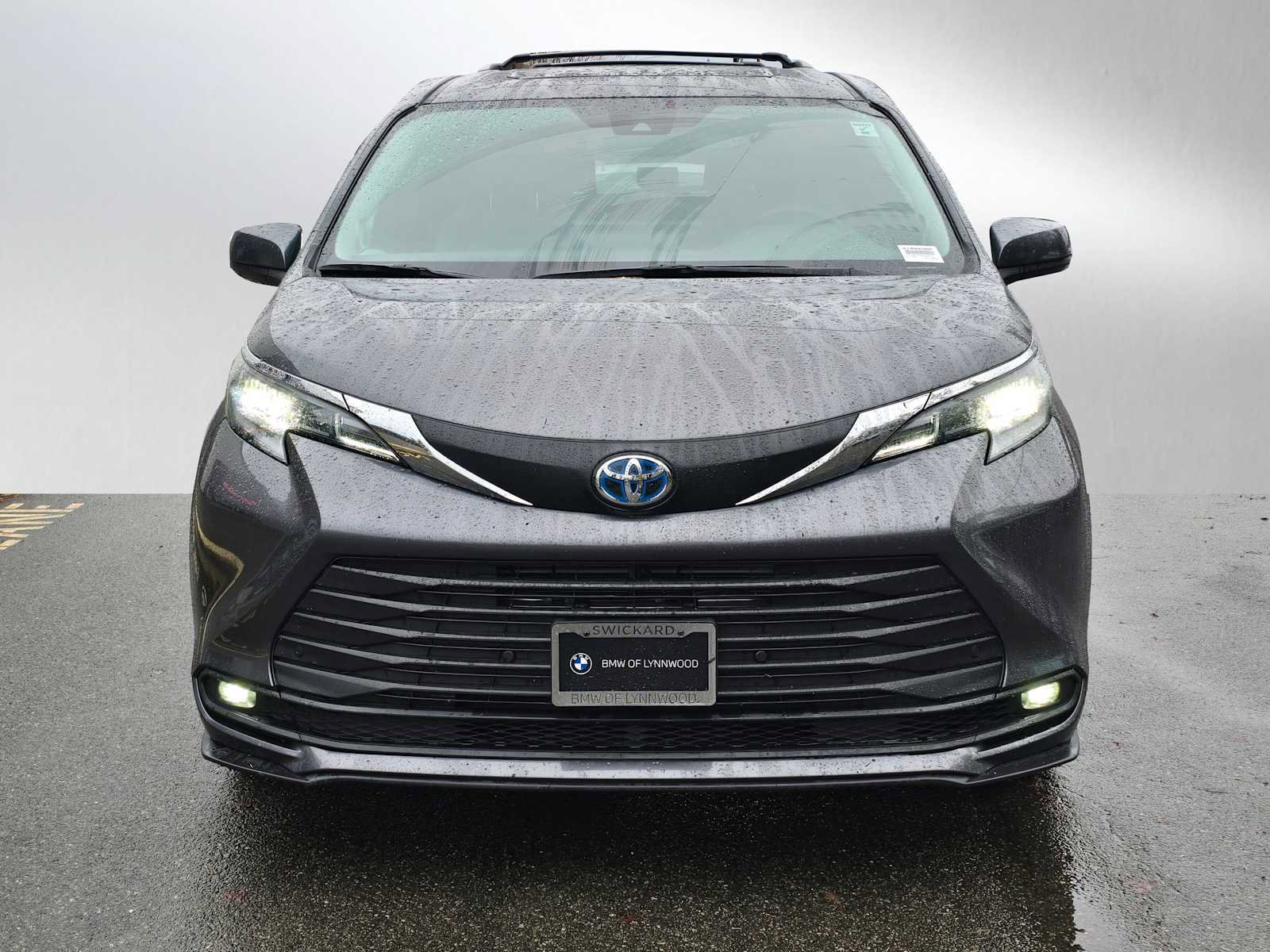 Used 2025 Toyota Sienna XLE image 8