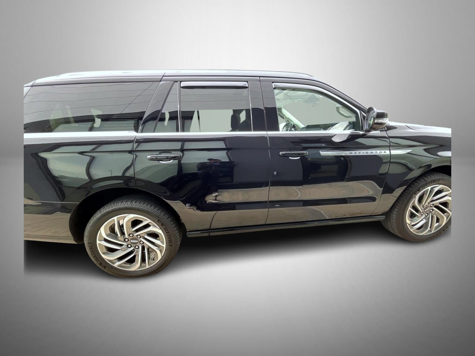 Certified 2026 Lincoln Navigator Reserve AWD/4WD image 4