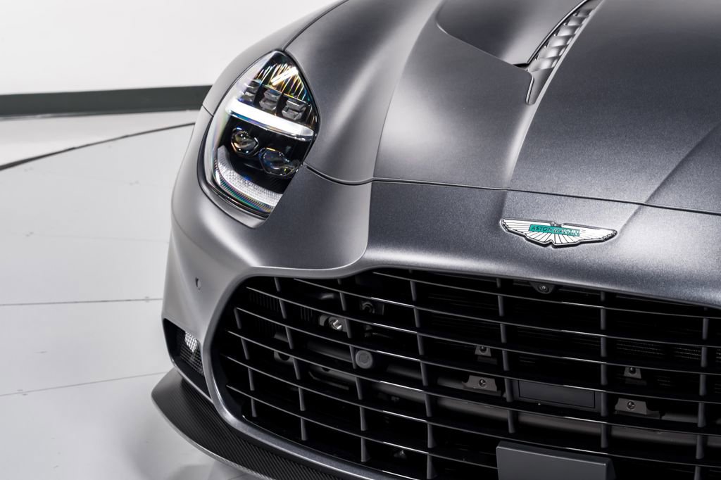 Used 2025 Aston Martin Vanquish image 37