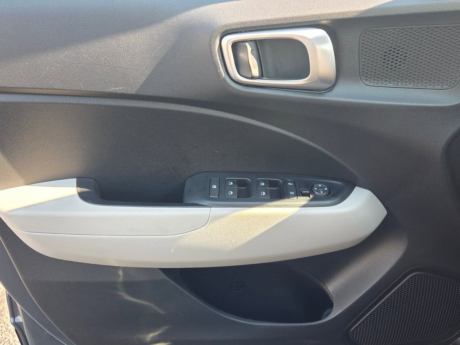 Used 2025 Hyundai Venue SEL image 28