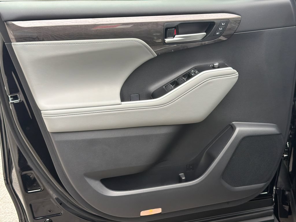 New 2026 Toyota Highlander Platinum AWD/4WD image 16