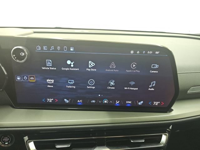 Used 2025 Chevrolet Traverse LT image 2