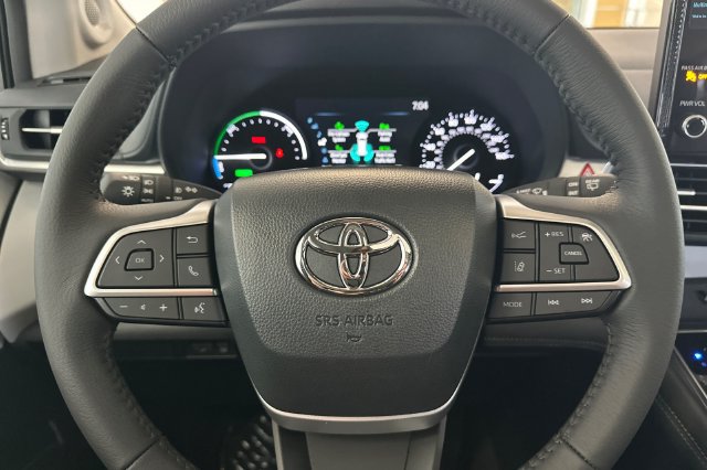 Certified 2026 Toyota Sienna XLE FWD image 30
