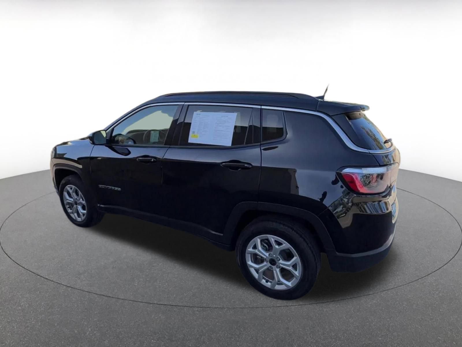 Used 2025 Jeep Compass Latitude AWD/4WD image 10