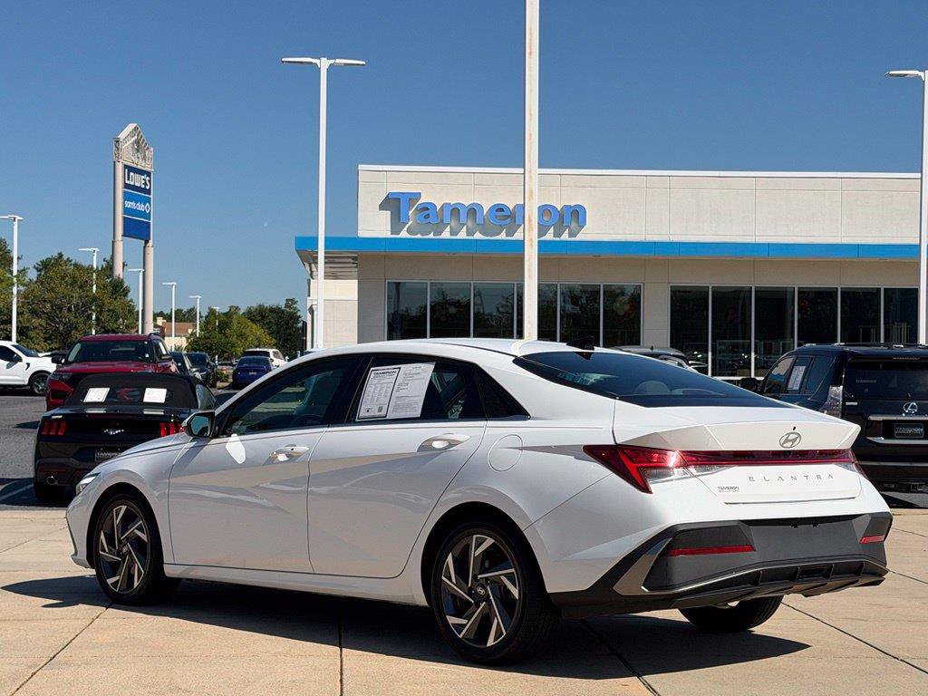 Used 2025 Hyundai Elantra SEL FWD image 6