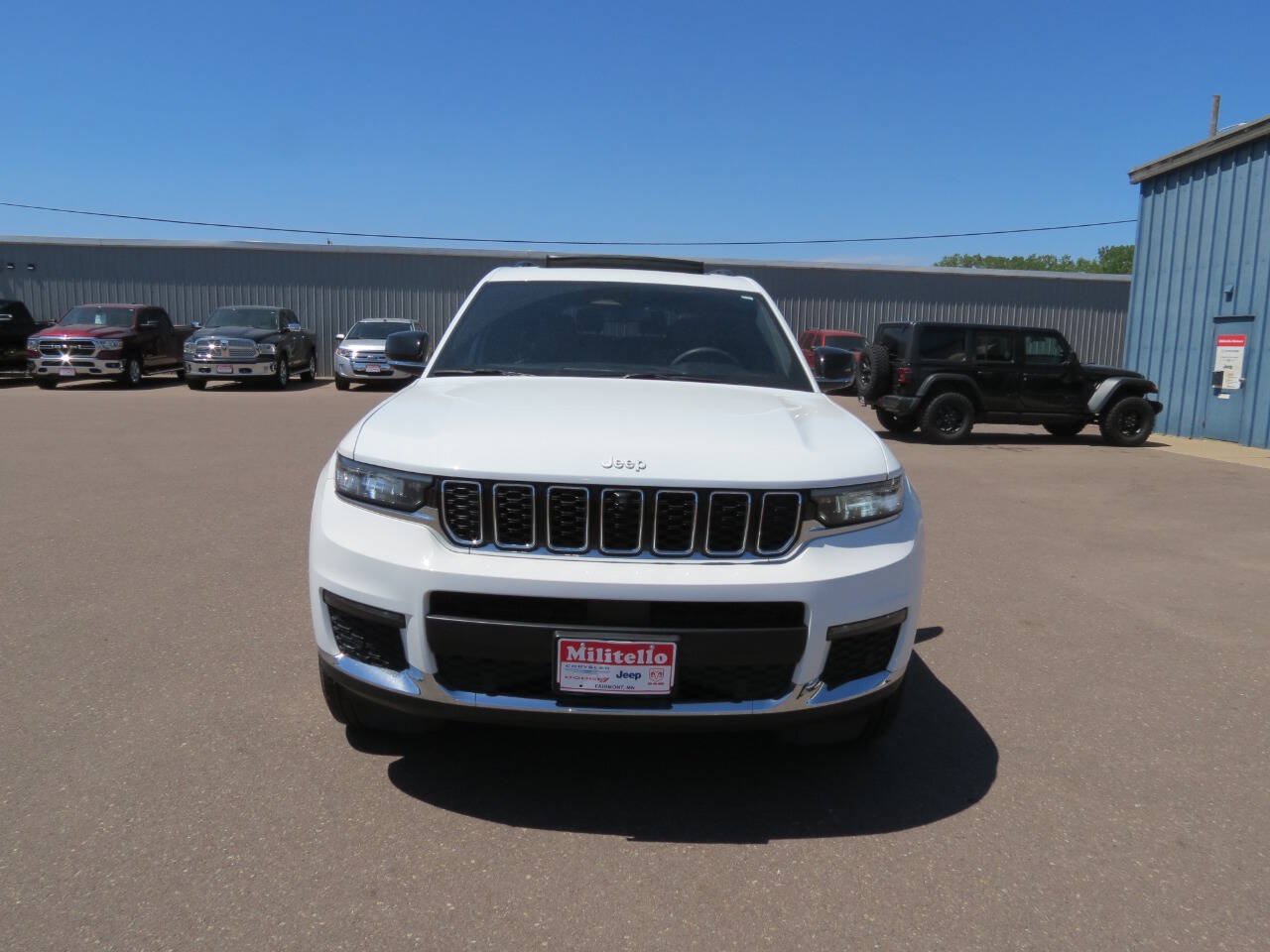 Used 2024 Jeep Grand Cherokee L Limited w/ Luxury Tech Group II AWD/4WD image 3