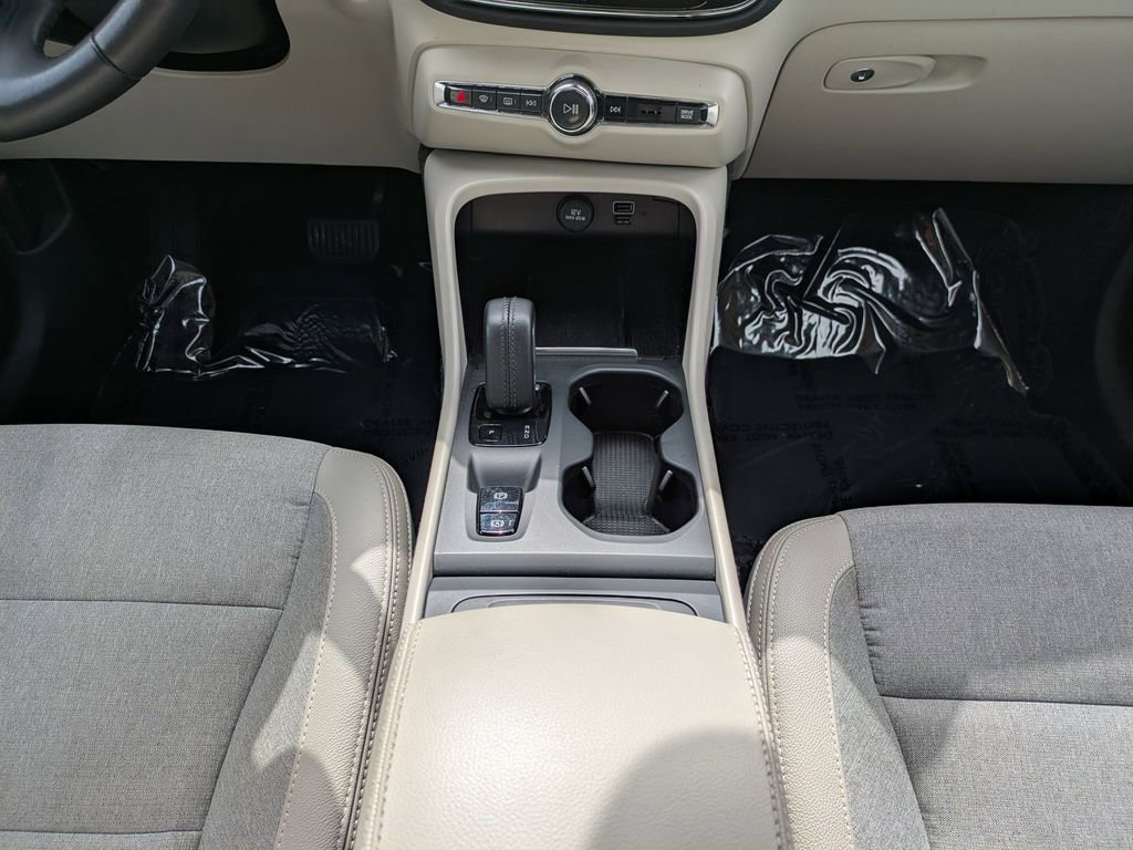 Used 2020 Volvo XC40 T4 Momentum w/ Protection Package Premier image 19