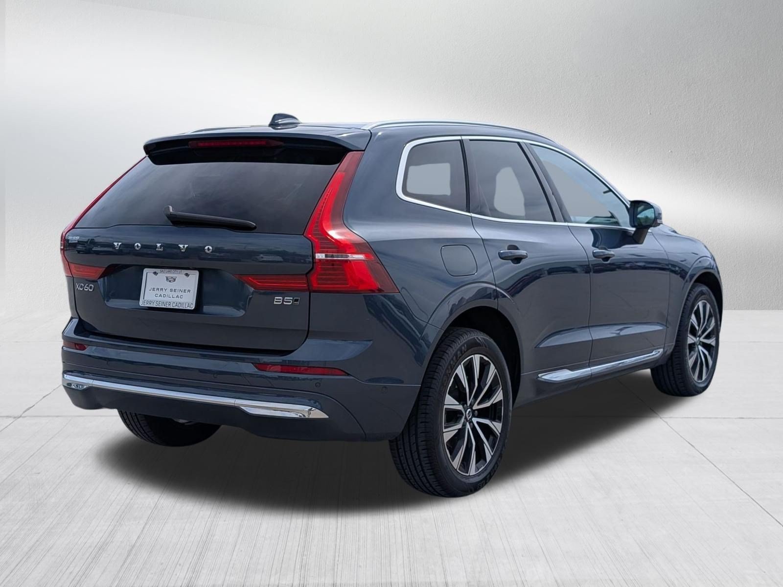 Used 2023 Volvo XC60 B5 Plus AWD/4WD image 6
