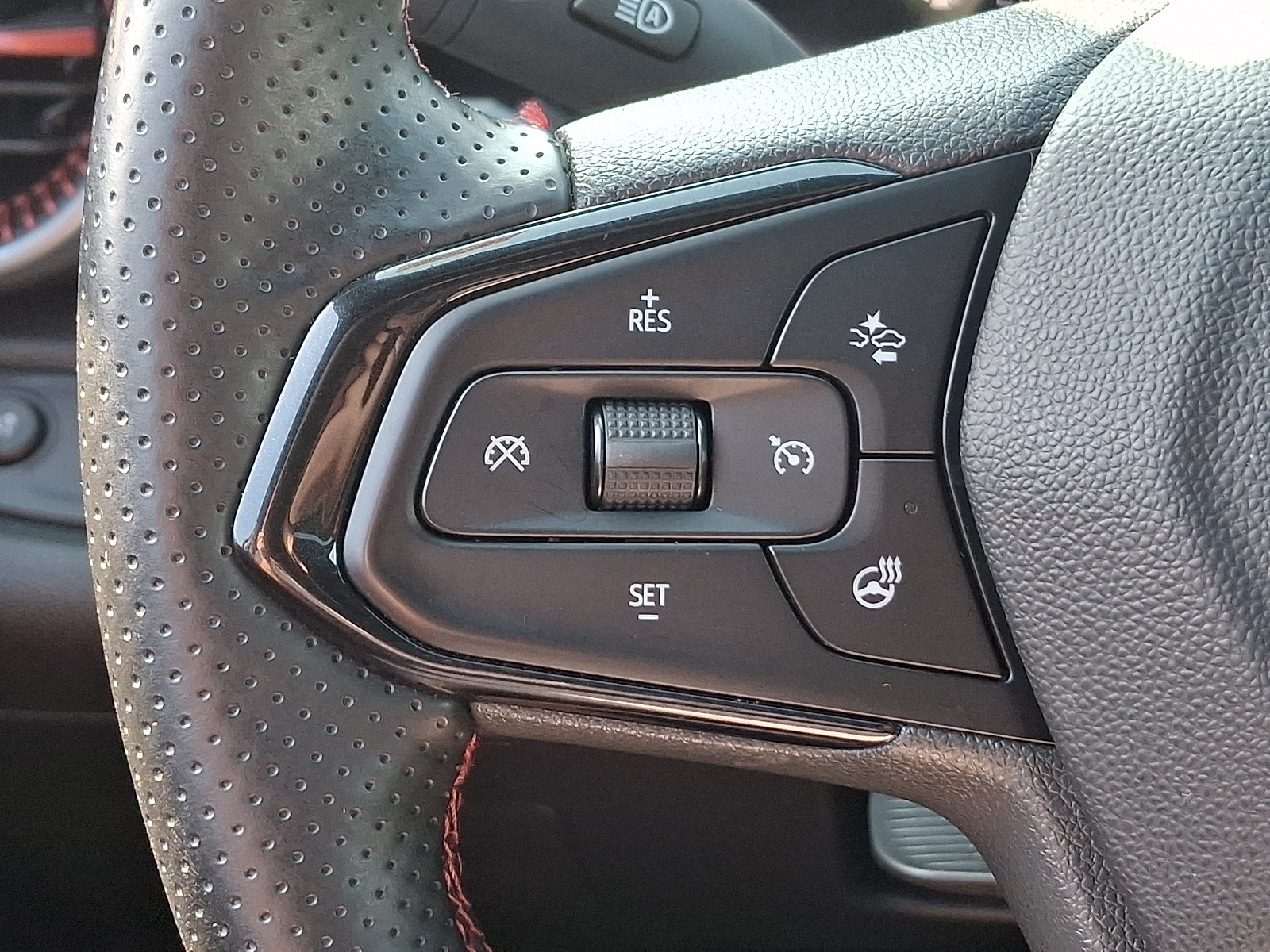 Used 2025 Chevrolet Trax RS w/ Driver Confidence Package FWD image 20