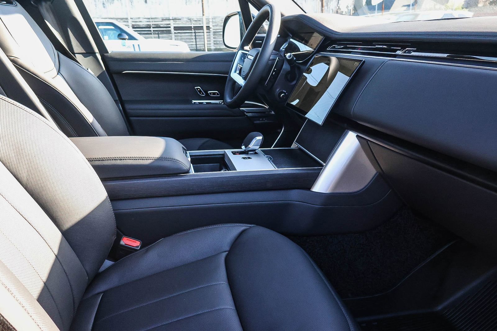 New 2026 Land Rover Range Rover SE image 17