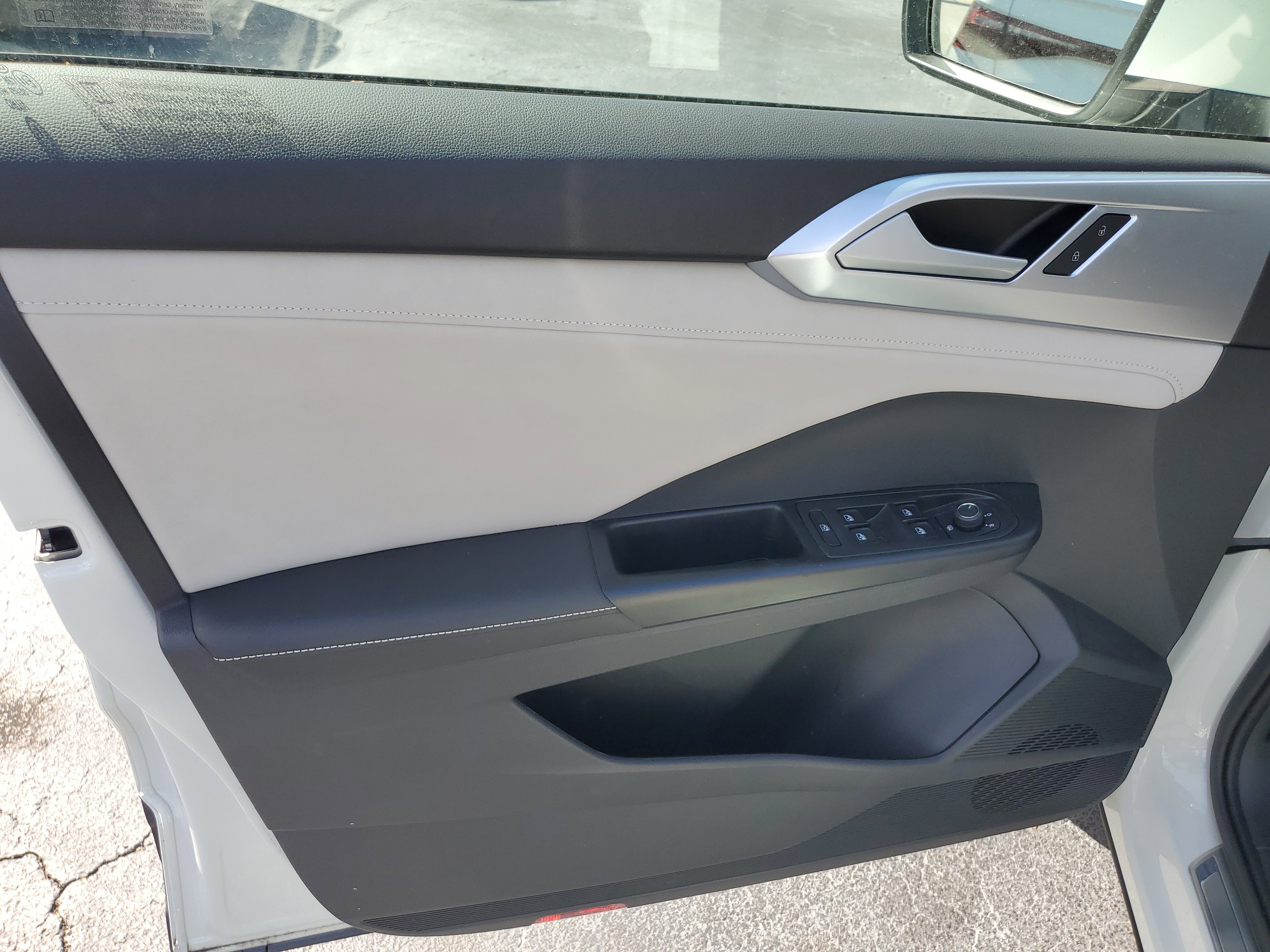 Used 2025 Volkswagen Taos SE image 21