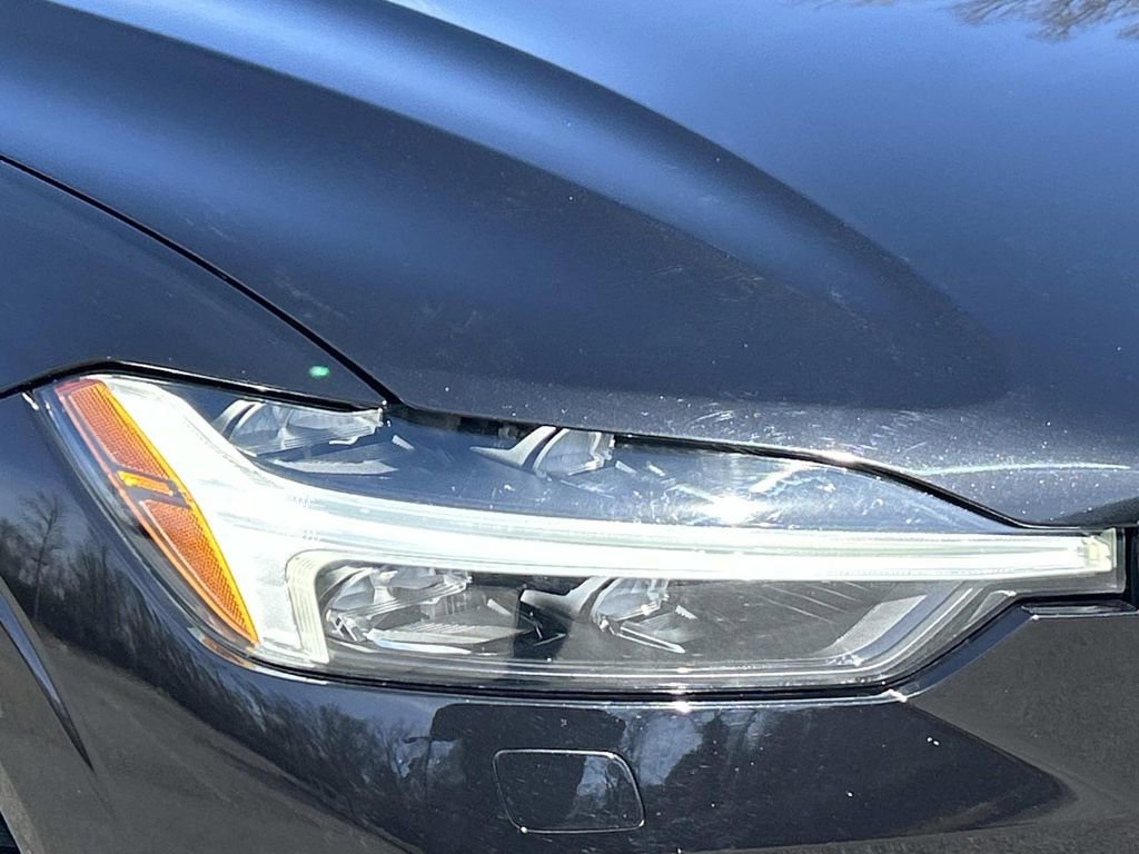 Used 2022 Volvo XC60 B6 R-Design image 10