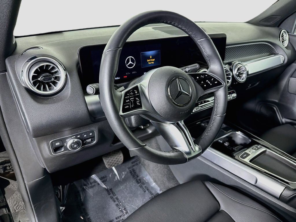 Used 2025 Mercedes-Benz GLB 250 4MATIC w/ Winter Package image 9