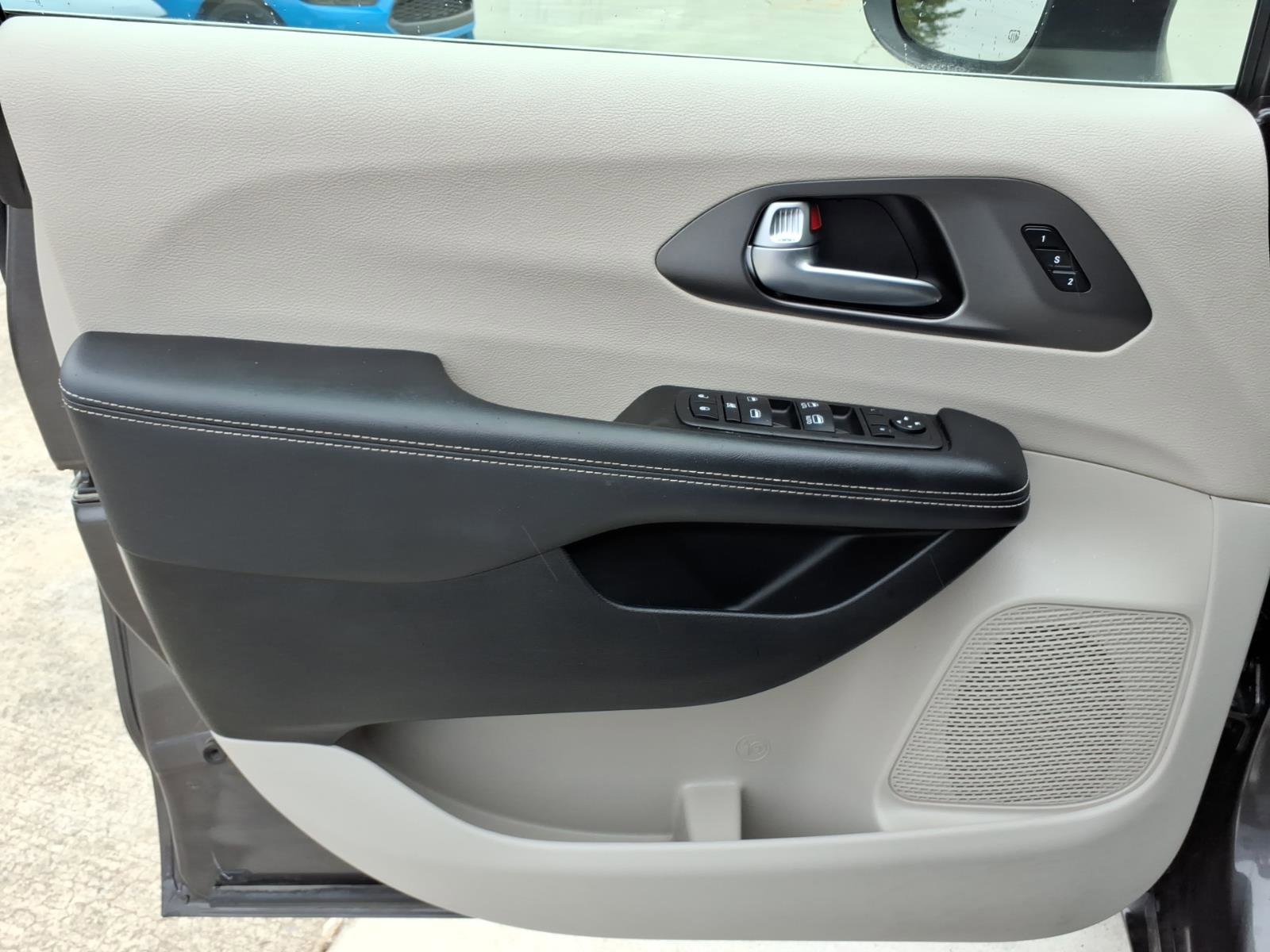 Used 2023 Chrysler Pacifica Touring-L image 12