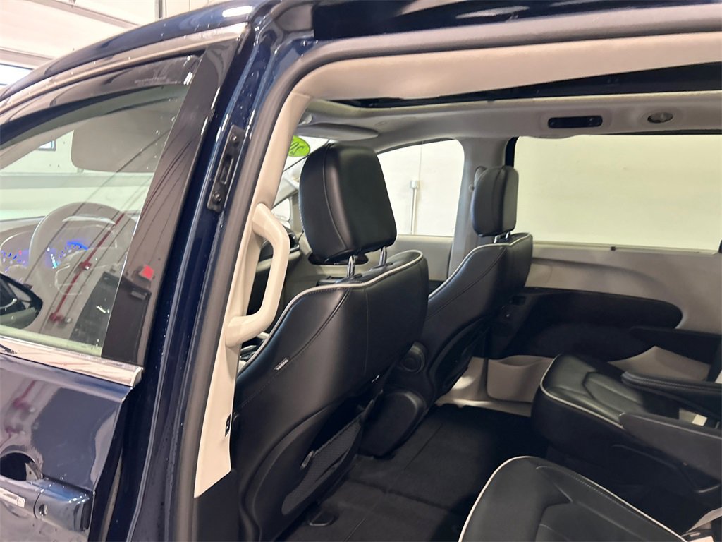 Used 2022 Chrysler Pacifica Limited image 30