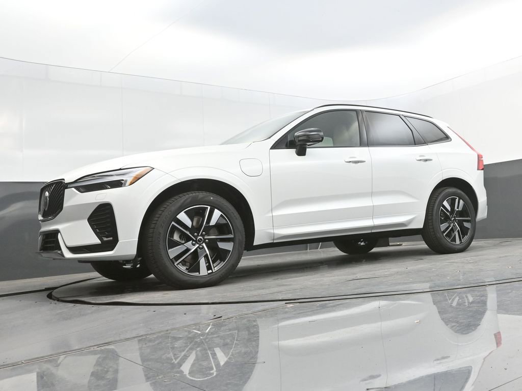 New 2026 Volvo XC60 T8 Core w/ Climate Package image 32