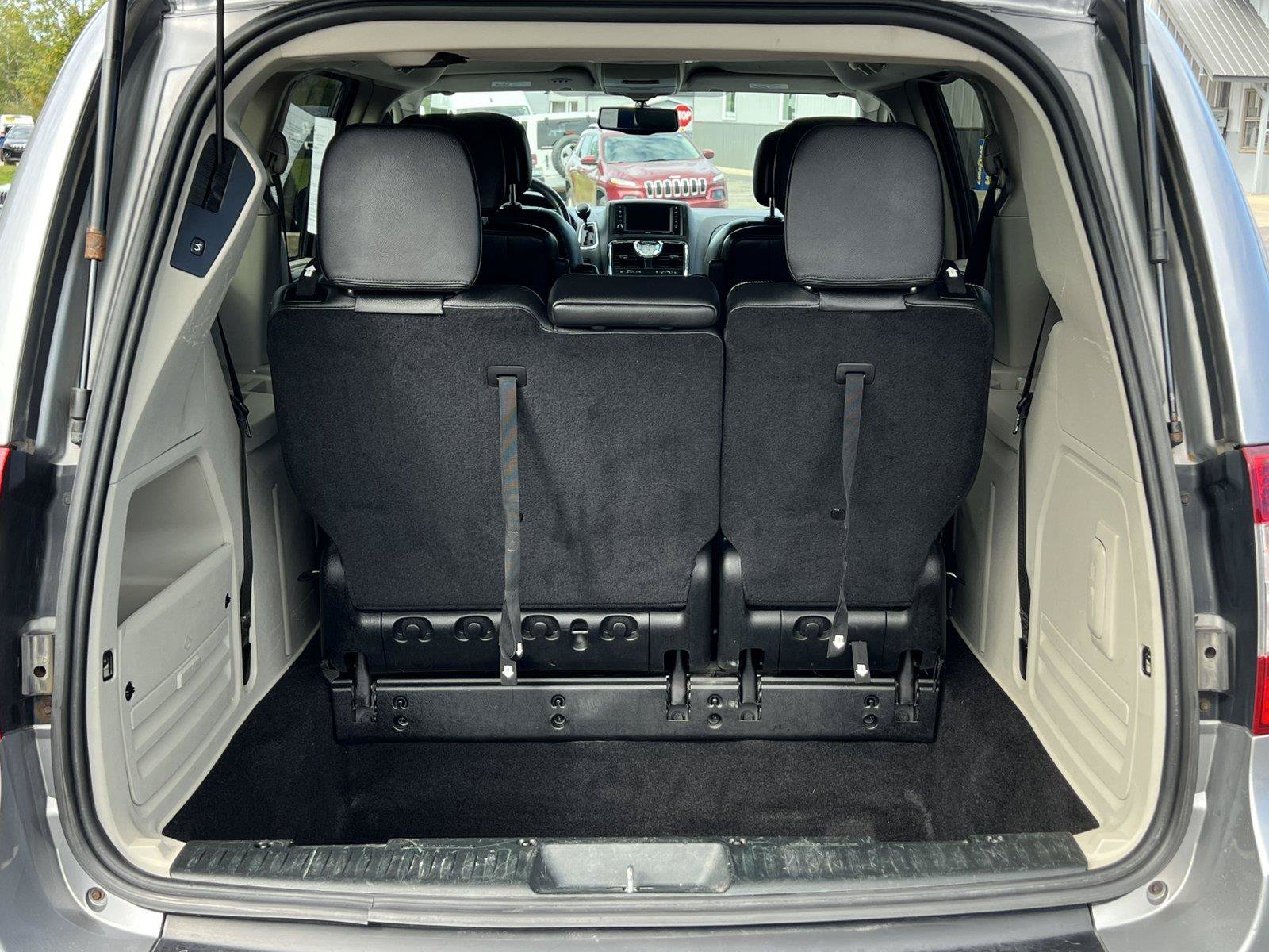 Used 2014 Chrysler Town & Country Touring-L w/ Driver Convenience Group FWD image 32