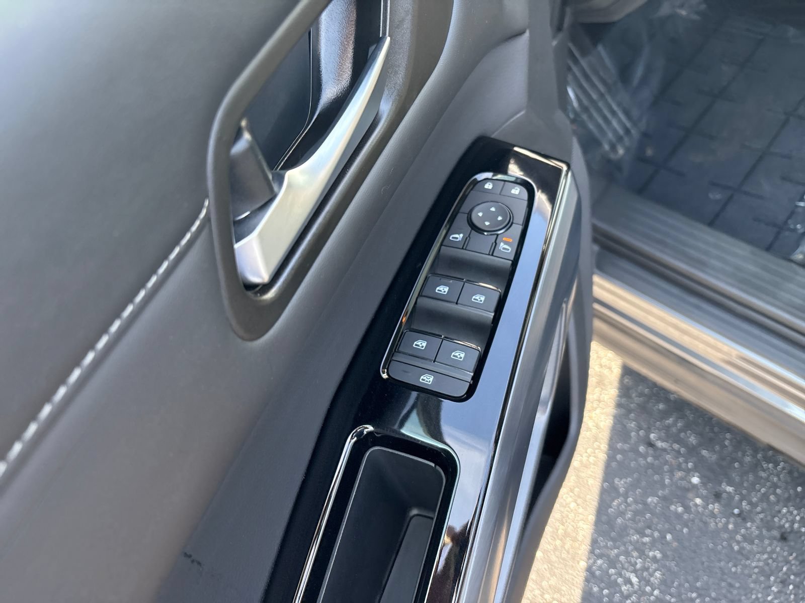 Used 2025 Nissan Pathfinder SL AWD/4WD image 25