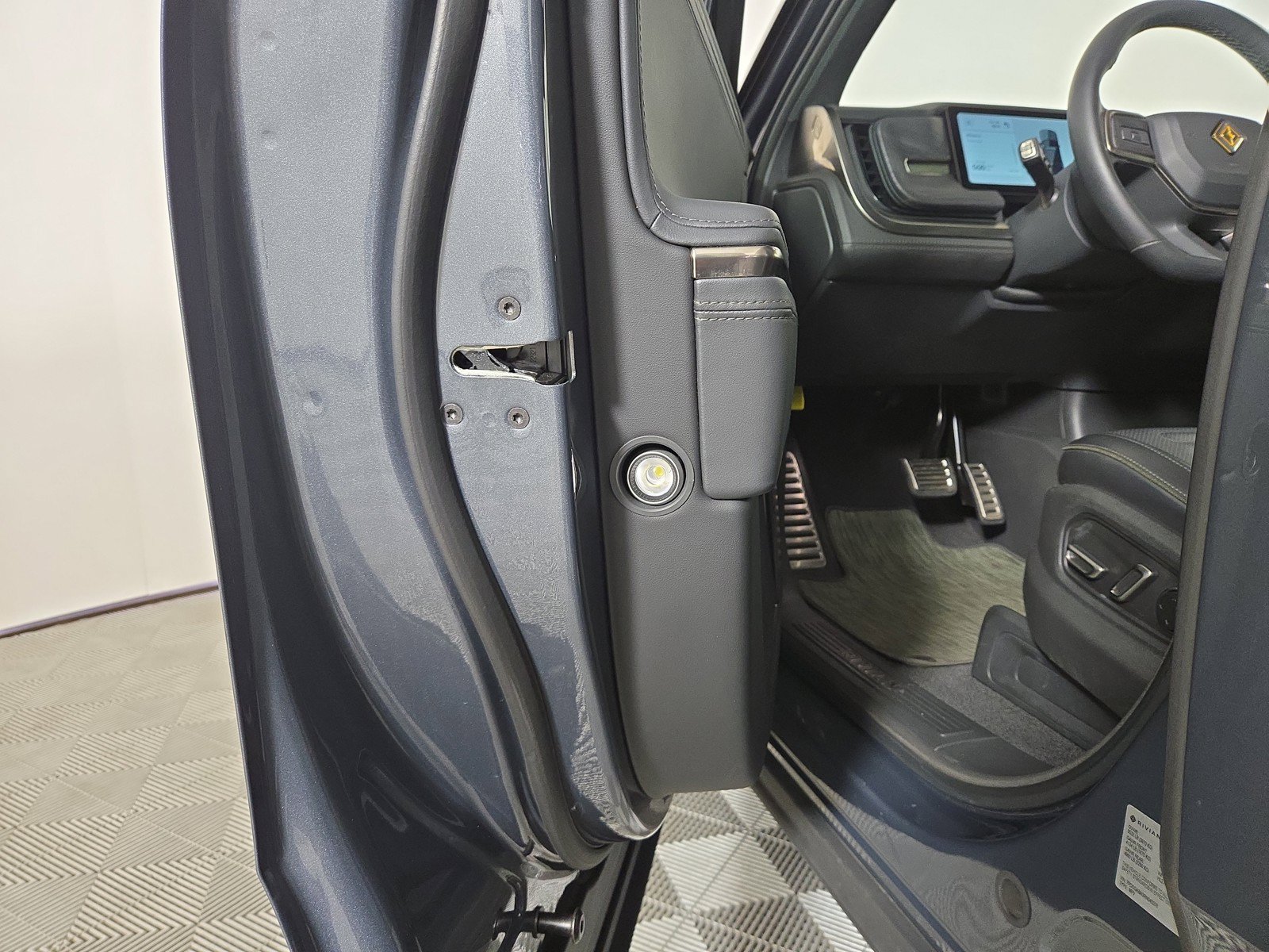 Used 2024 Rivian R1S Adventure AWD/4WD image 32