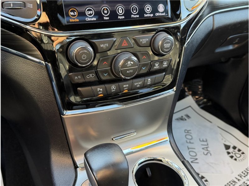 Used 2020 Jeep Grand Cherokee Limited w/ Luxury Group II image 42