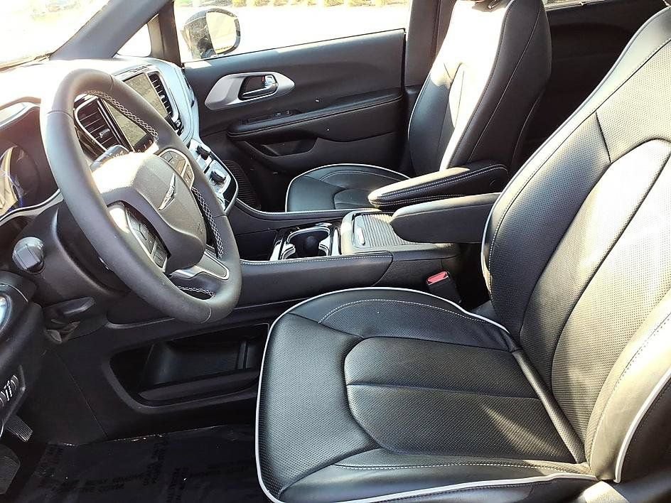 Used 2026 Chrysler Pacifica Limited FWD image 15
