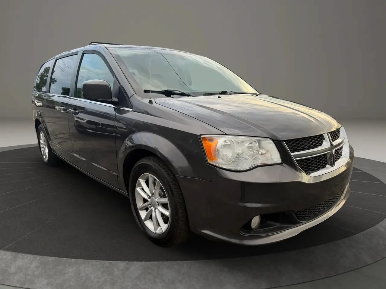 Used 2019 Dodge Grand Caravan SXT FWD image 3
