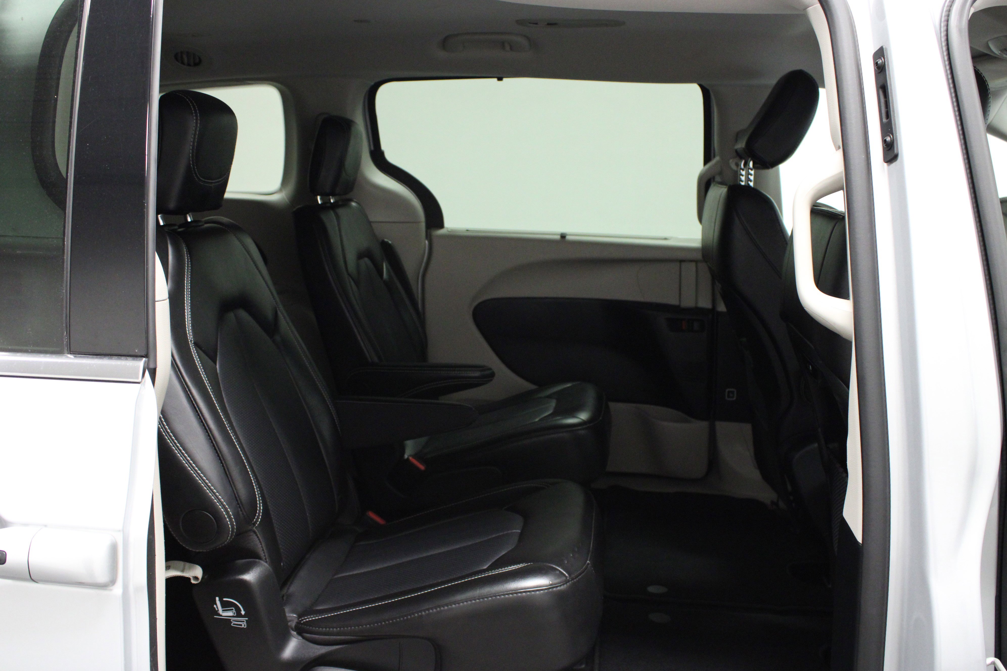 Used 2024 Chrysler Pacifica Touring-L image 16