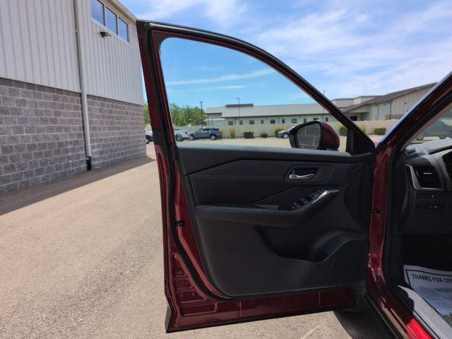 Used 2025 Nissan Rogue SL AWD/4WD image 10