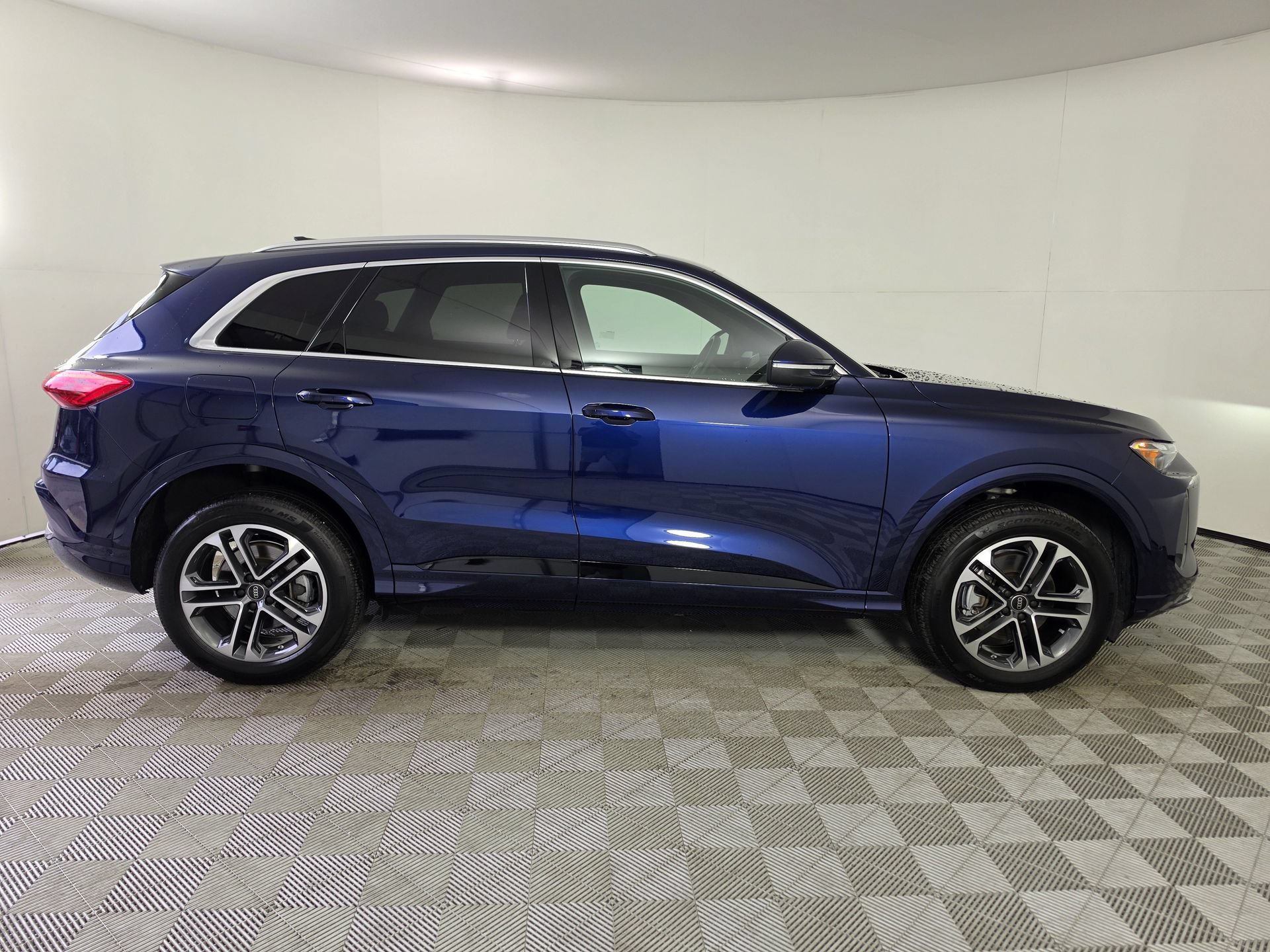 Used 2025 Audi Q5 Premium w/ Convenience Package AWD/4WD image 8