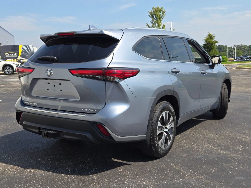 Used 2021 Toyota Highlander XLE AWD/4WD image 12