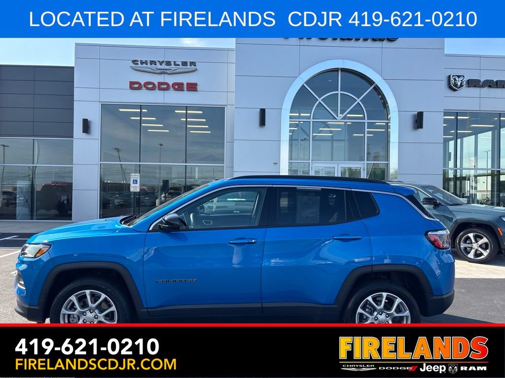 Used 2024 Jeep Compass Latitude w/ Sun and Sound Group AWD/4WD image 2