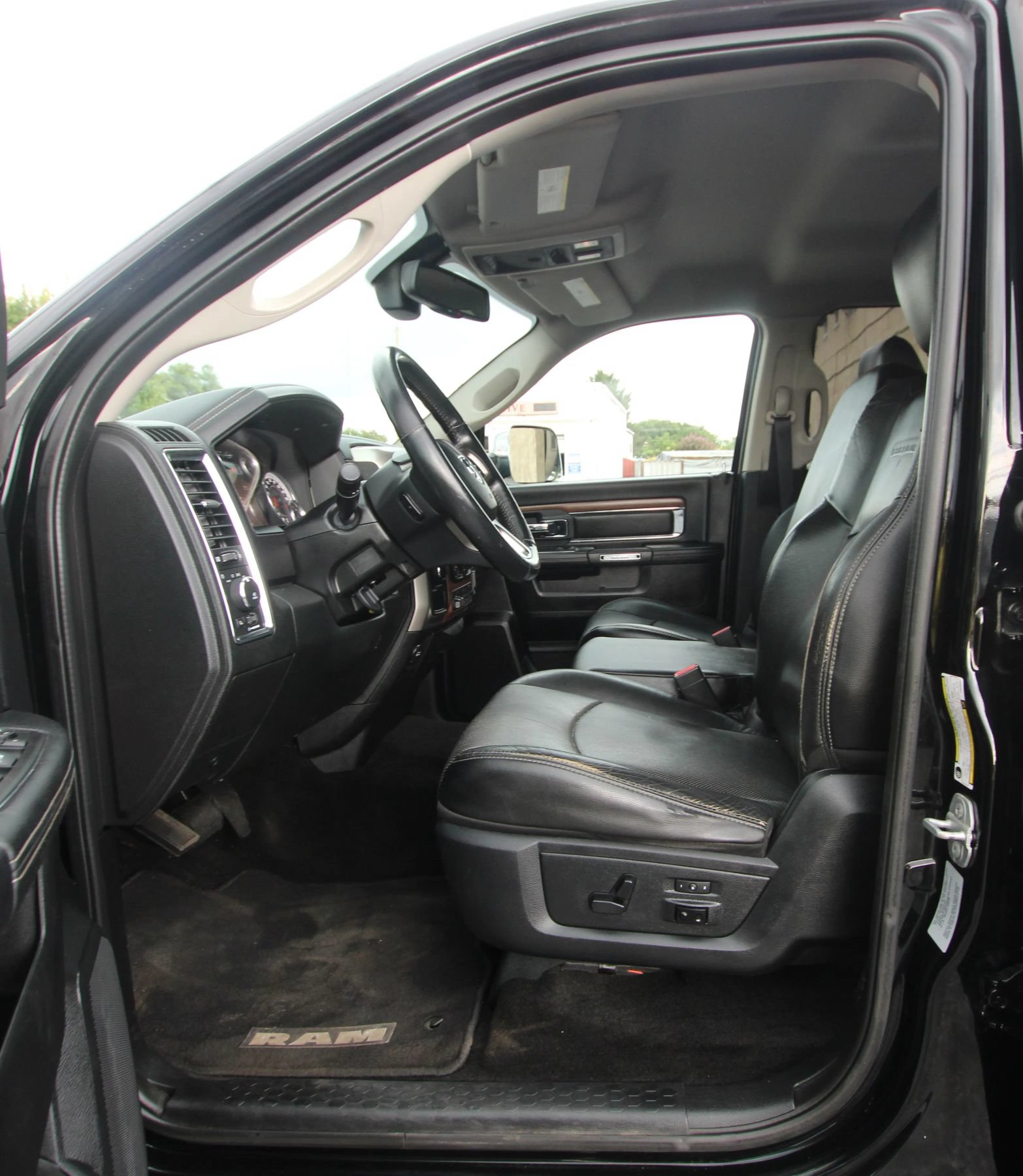 Used 2015 RAM 2500 Laramie AWD/4WD image 9