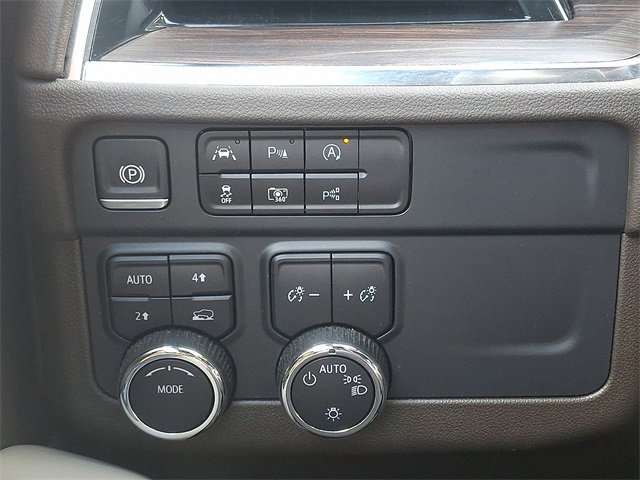 Used 2025 Chevrolet Suburban LT image 23