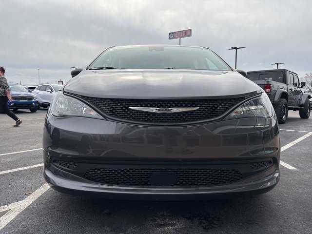 Used 2023 Chrysler Voyager LX image 12