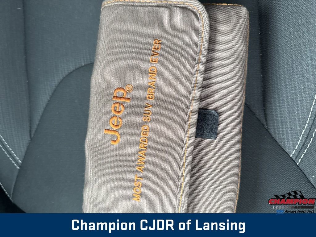 Used 2016 Jeep Wrangler Unlimited Rubicon w/ Connectivity Group image 35