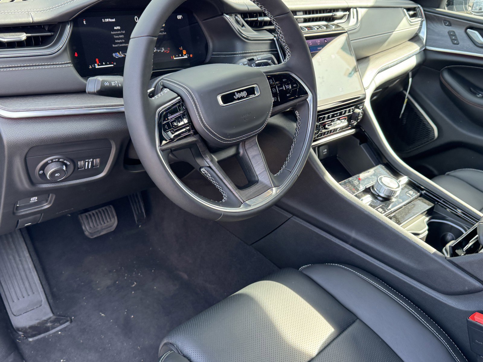 New 2025 Jeep Grand Cherokee Overland w/ Luxury Tech Group IV image 12