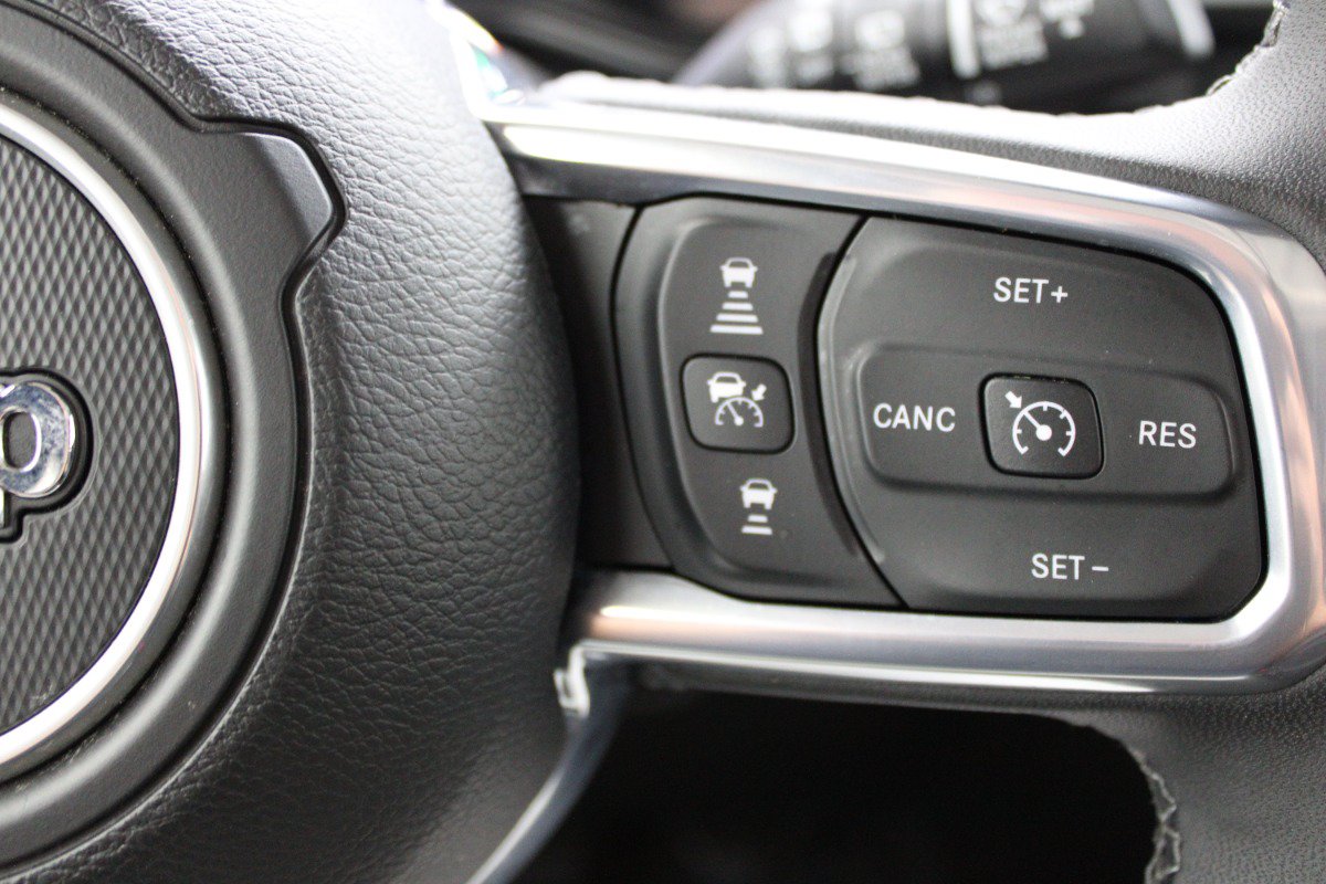 Used 2025 Jeep Wrangler Unlimited Sahara AWD/4WD image 17