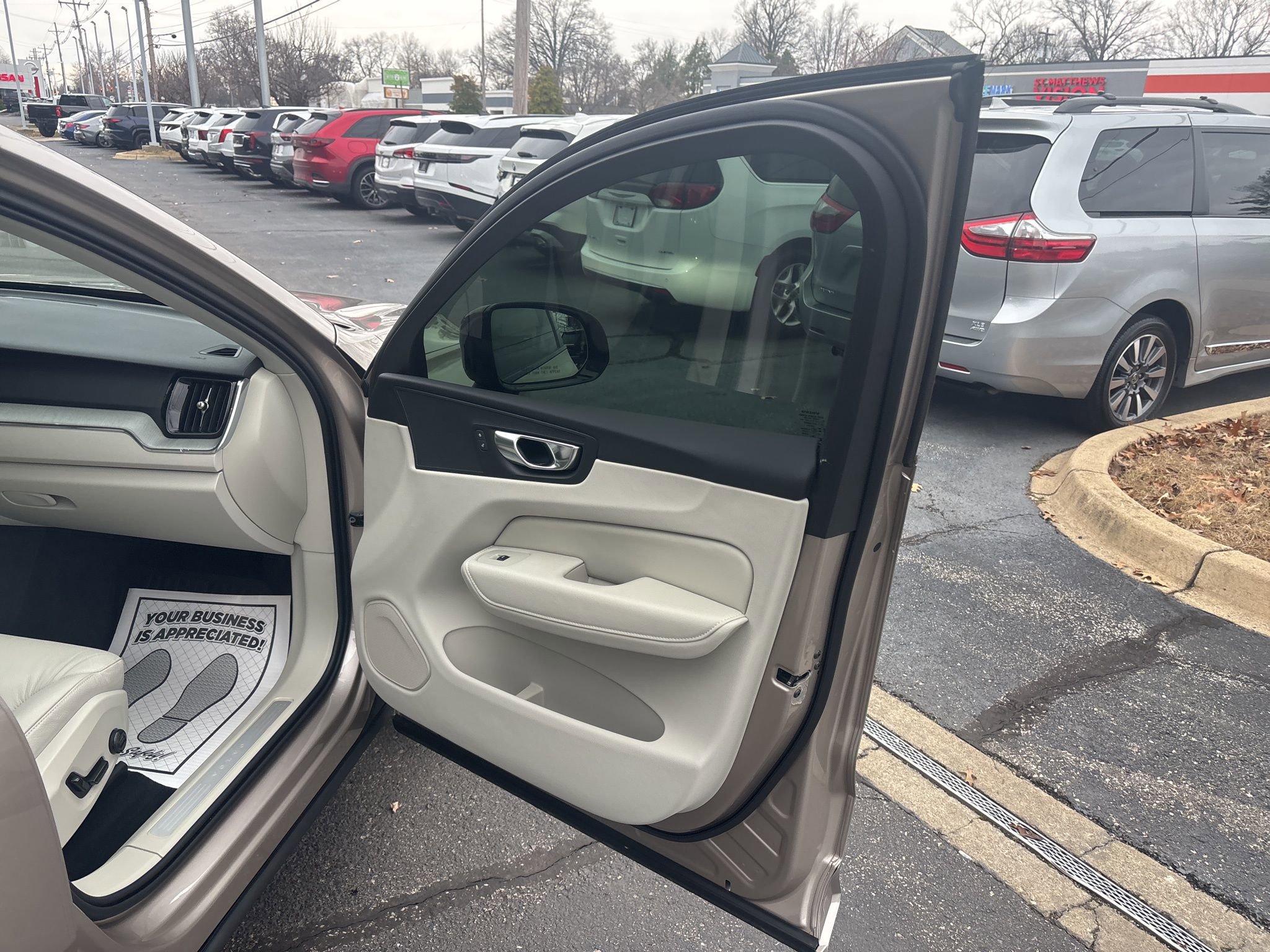 Used 2025 Volvo XC60 T8 Plus w/ Protection Package Premier image 18