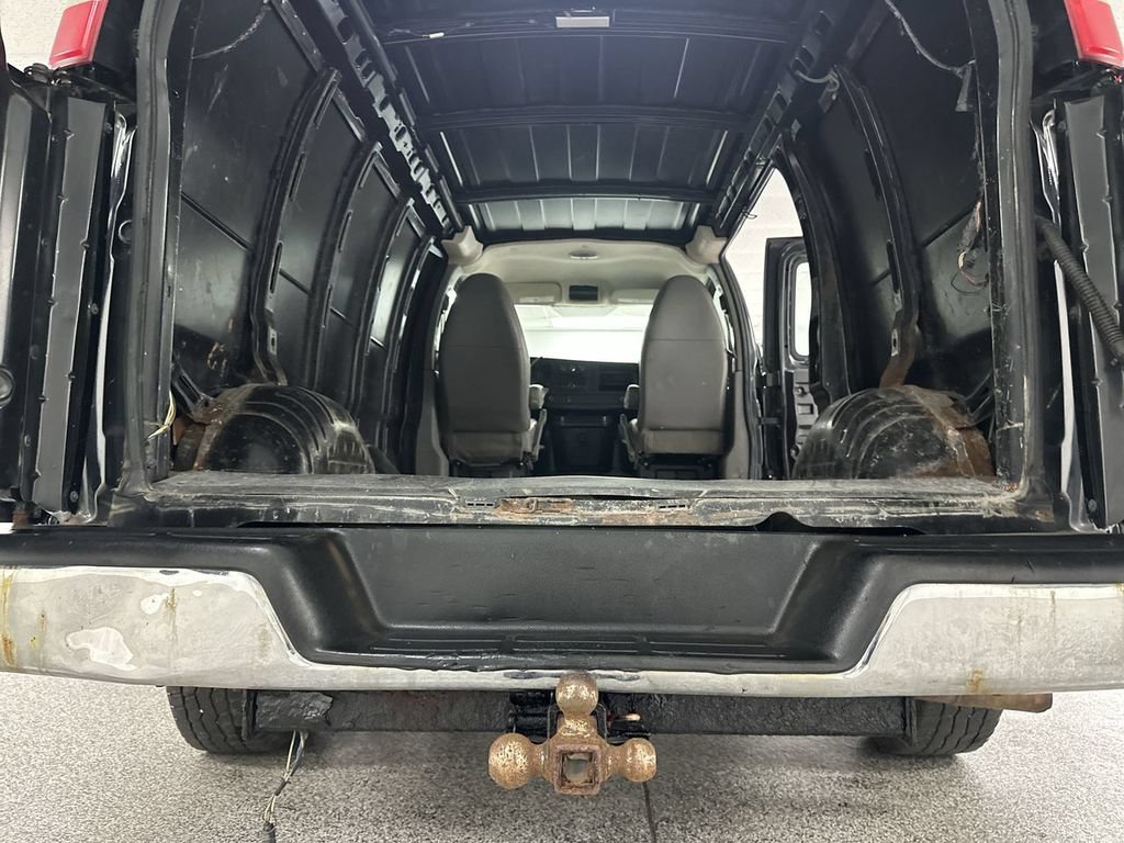 Used 2010 Chevrolet Express 2500 RWD image 24