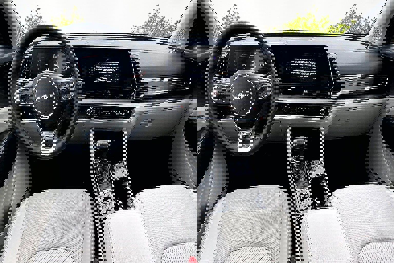 Used 2025 Kia Sportage EX image 16