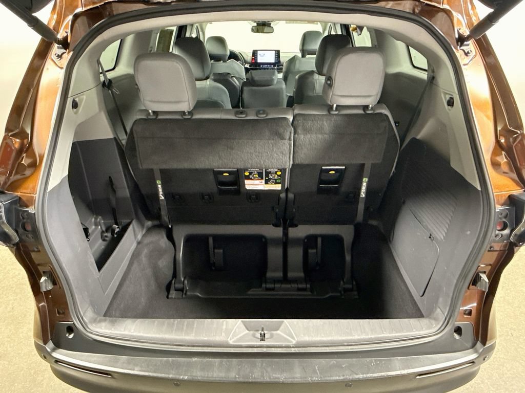 Used 2022 Toyota Sienna XLE FWD image 24