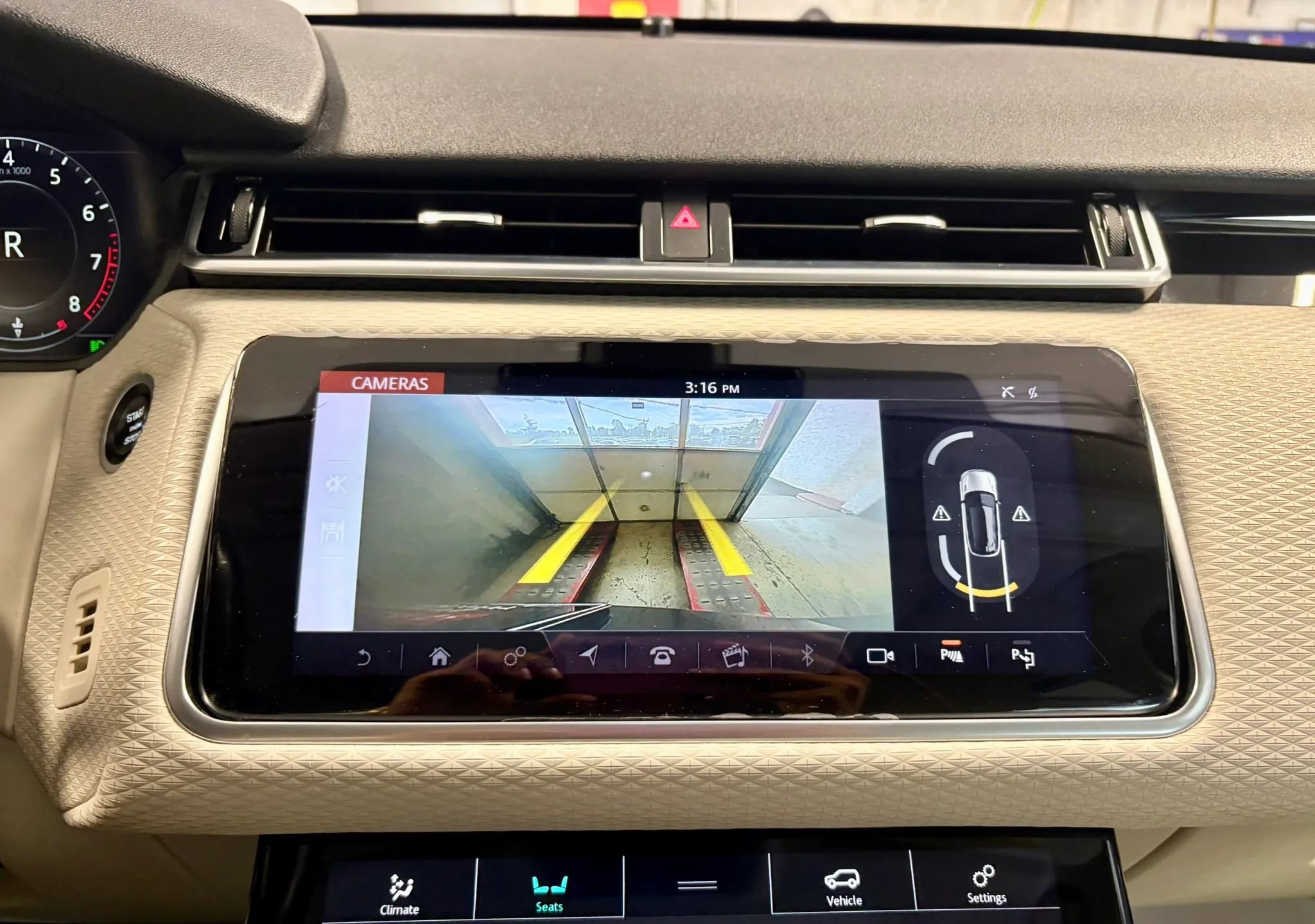 Used 2019 Land Rover Range Rover Velar R-Dynamic SE AWD/4WD image 31