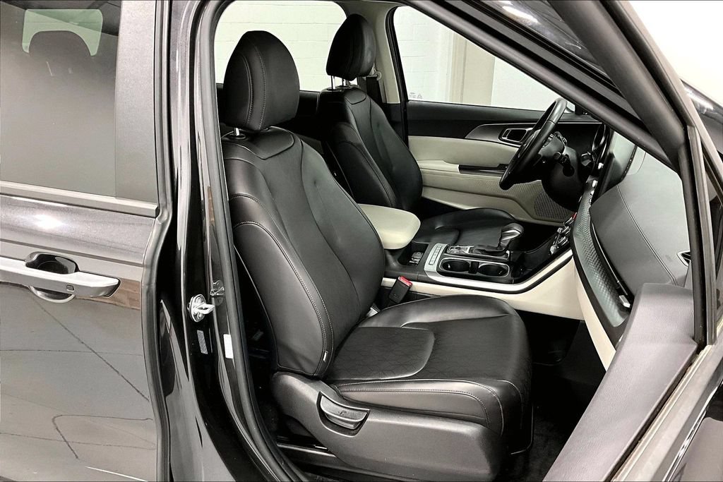 Used 2024 Kia Carnival LX FWD image 9
