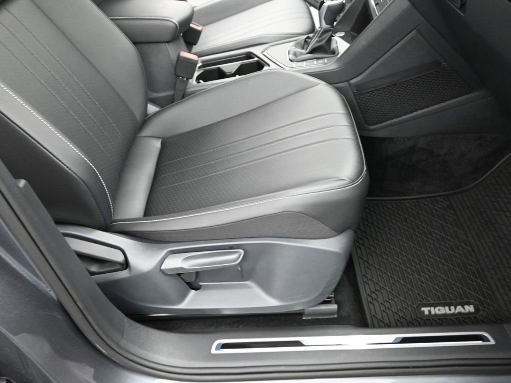 Used 2024 Volkswagen Tiguan SE R-Line image 17