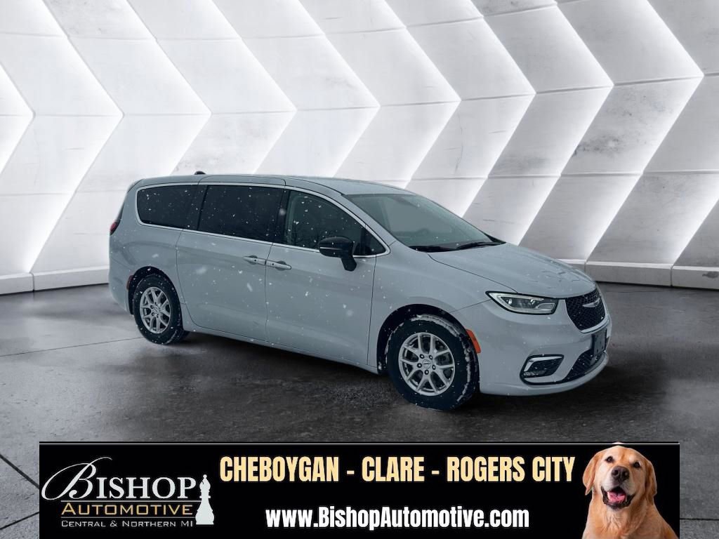 Used 2024 Chrysler Pacifica Touring-L FWD image 21