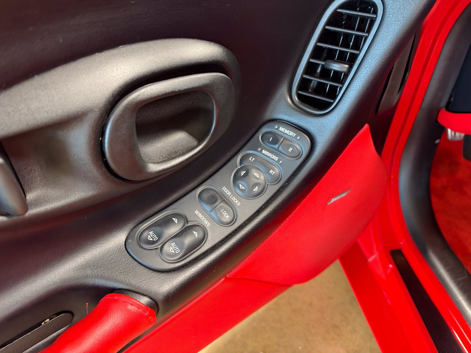 Used 2001 Chevrolet Corvette Z06 w/ Memory Pkg RWD image 13