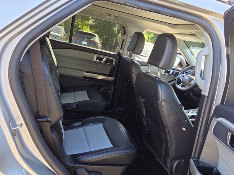 Used 2022 Ford Explorer XLT w/ Equipment Group 202A RWD image 16