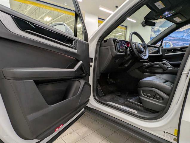 Used 2024 Porsche Cayenne Coupe image 21