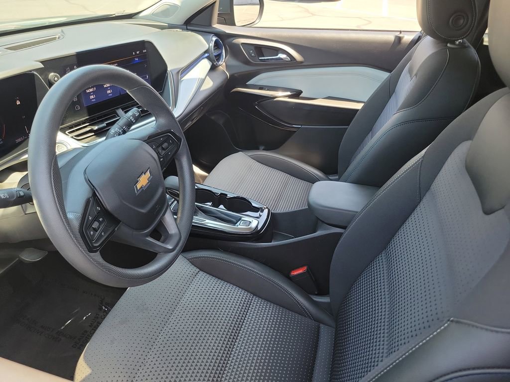 Used 2025 Chevrolet Trax LT FWD image 3